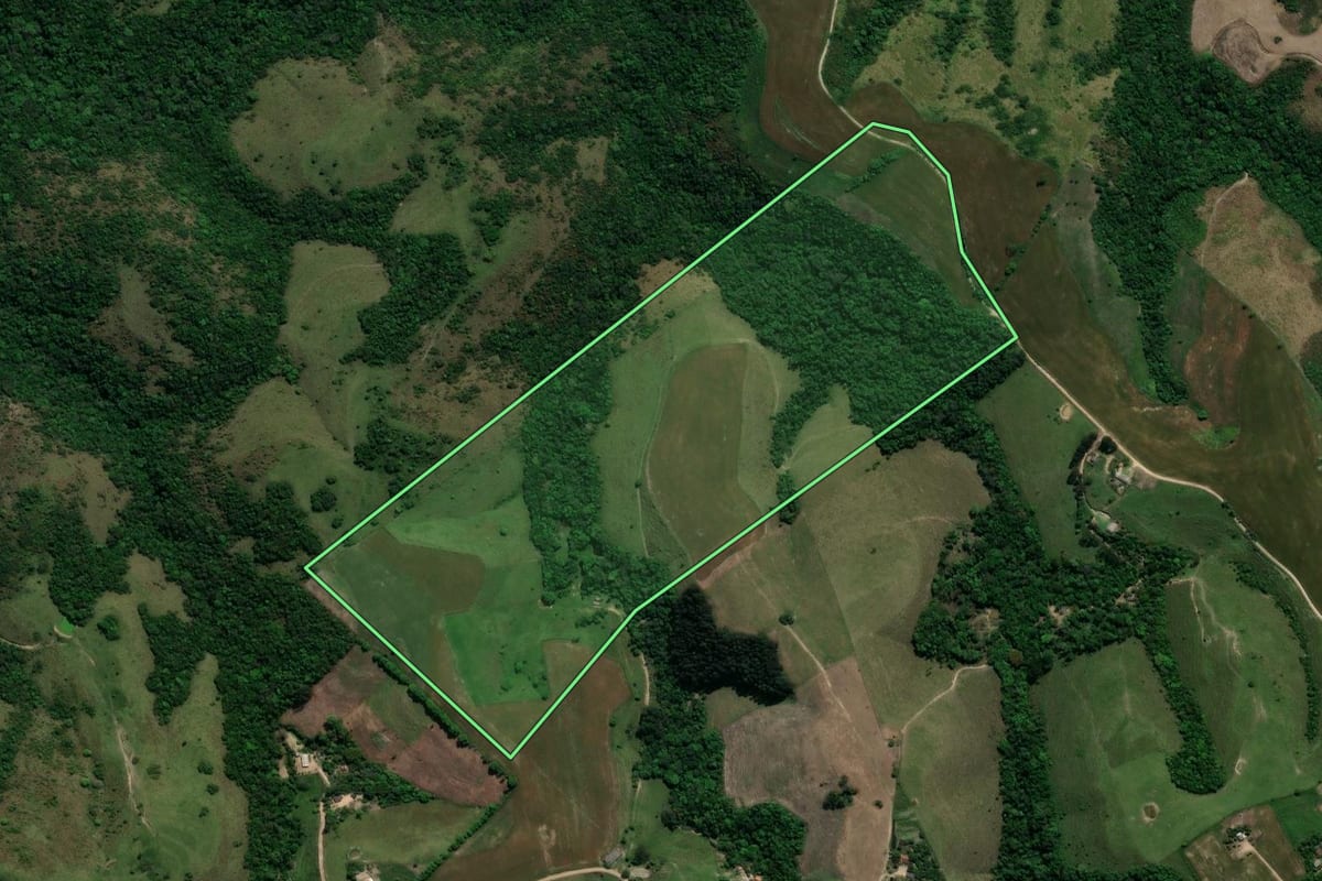Imagem de satélite do imóvel rural em Prudentópolis (PR), com o contorno declarado no CAR desenhado por cima.