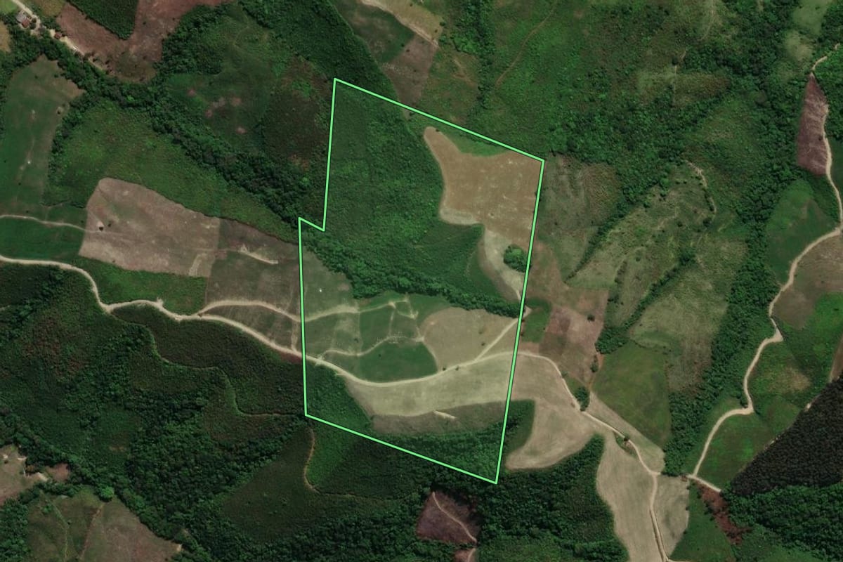 Imagem de satélite do imóvel rural em Prudentópolis (PR), com o contorno declarado no CAR desenhado por cima.