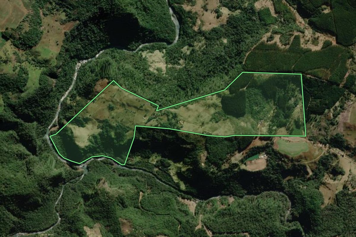Imagem de satélite do imóvel rural em Prudentópolis (PR), com o contorno declarado no CAR desenhado por cima.
