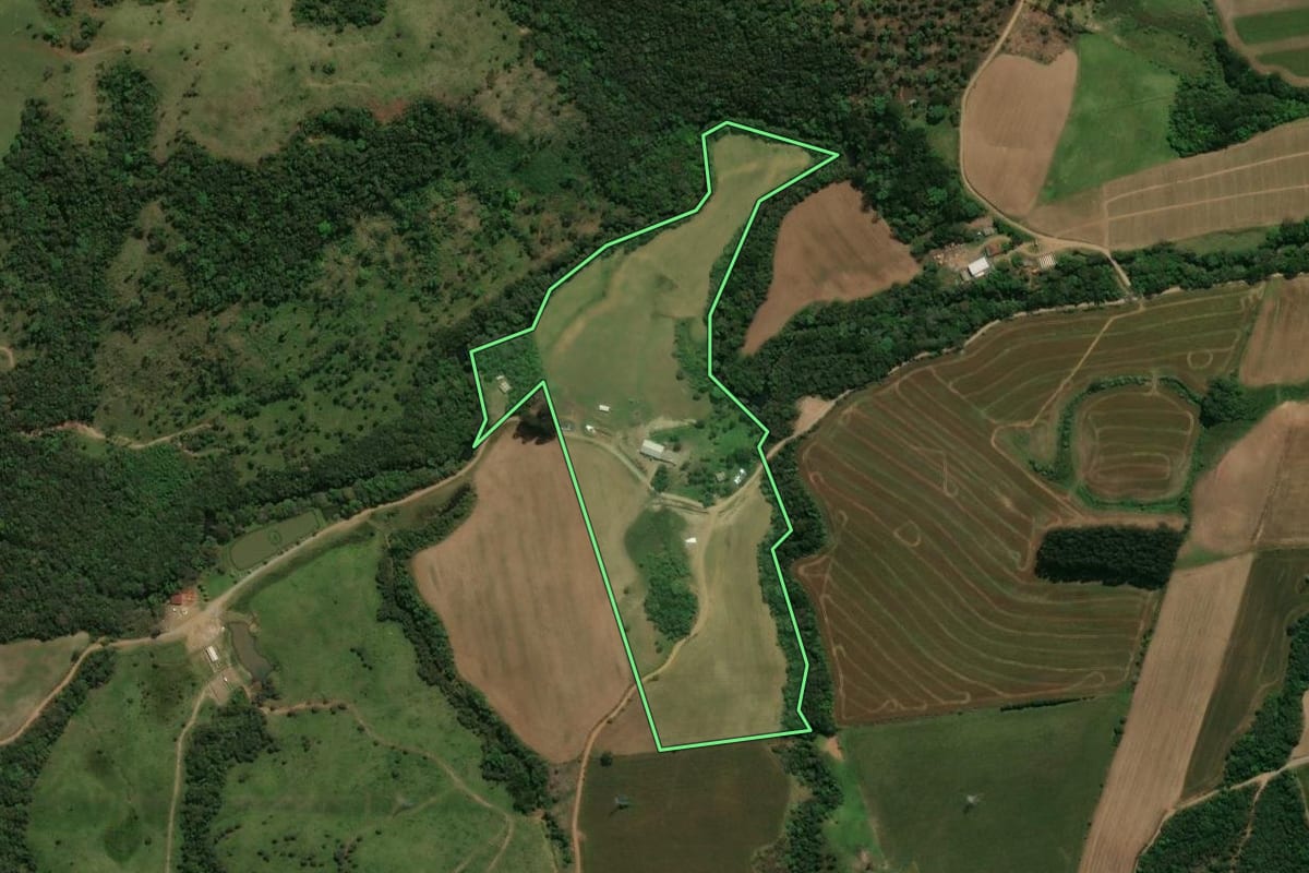 Imagem de satélite do imóvel rural em Prudentópolis (PR), com o contorno declarado no CAR desenhado por cima.
