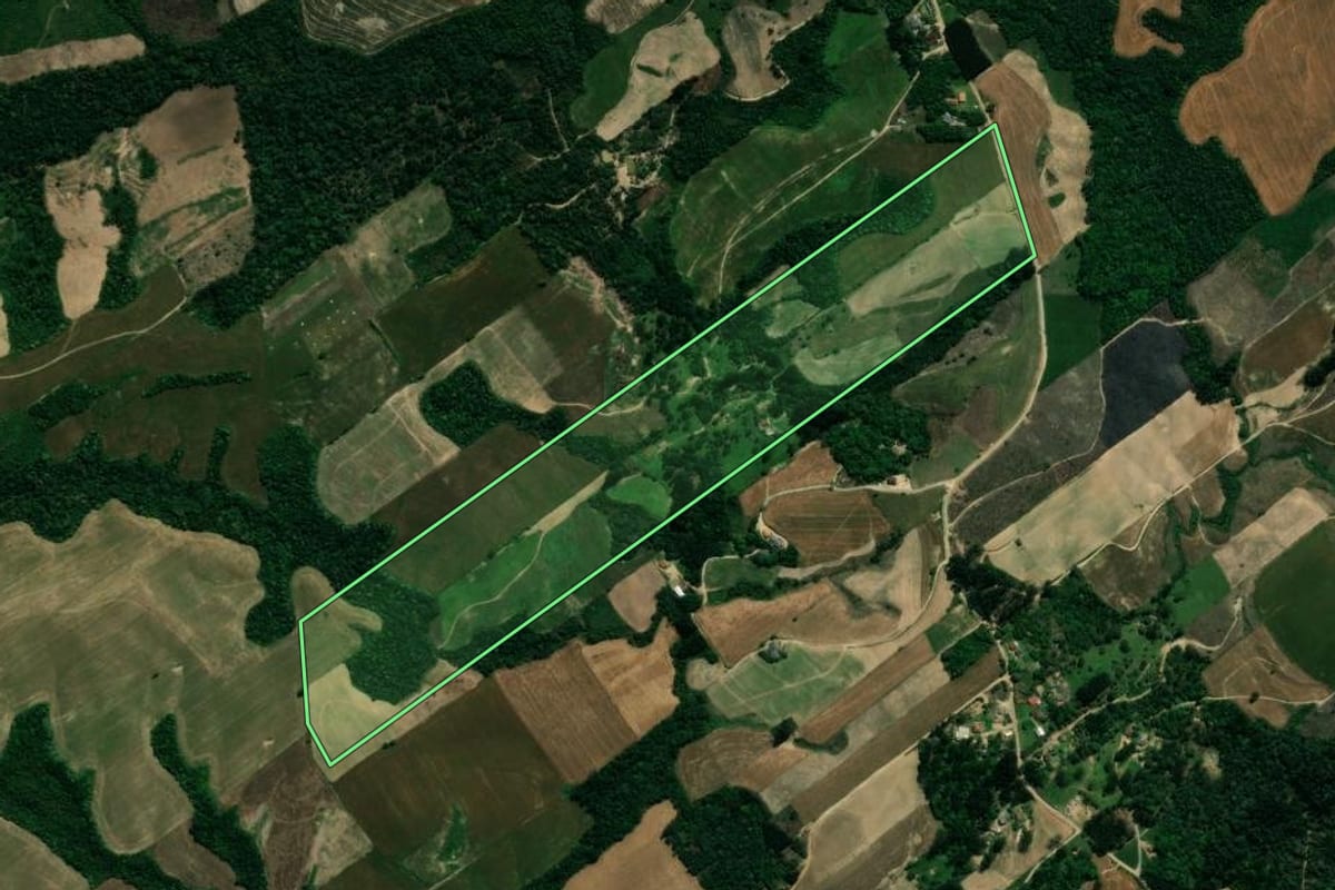 Imagem de satélite do imóvel rural em Prudentópolis (PR), com o contorno declarado no CAR desenhado por cima.
