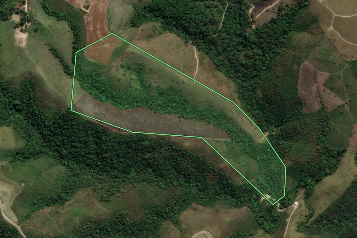Imagem de satélite do imóvel rural em Prudentópolis (PR), com o contorno declarado no CAR desenhado por cima.