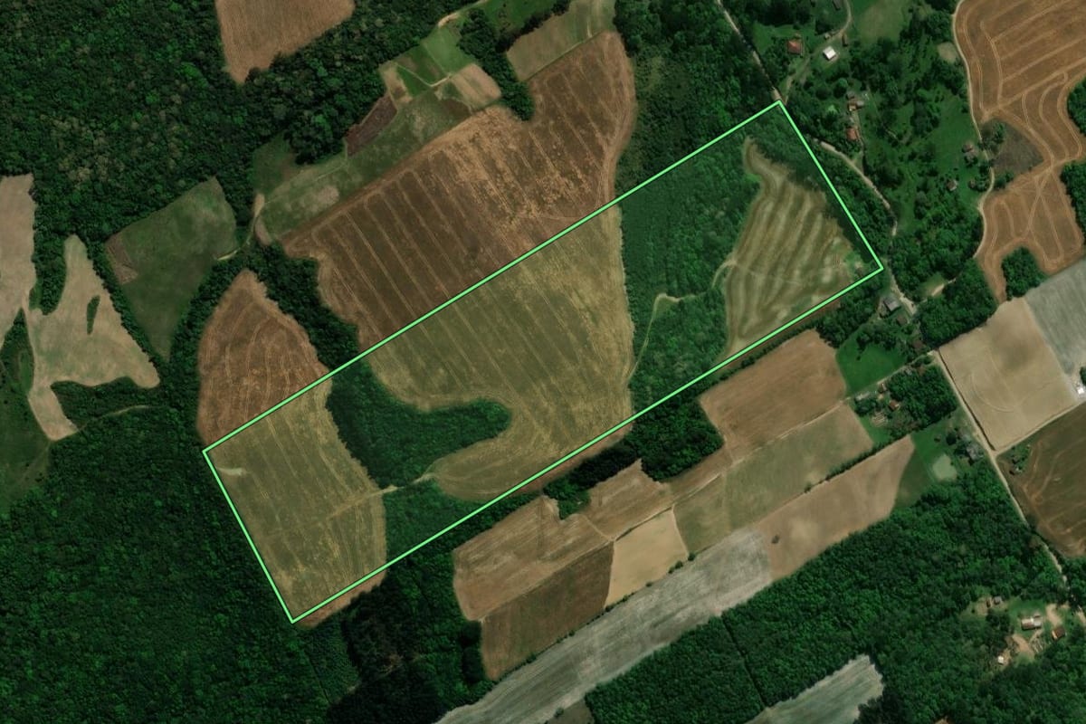 Imagem de satélite do imóvel rural em Prudentópolis (PR), com o contorno declarado no CAR desenhado por cima.