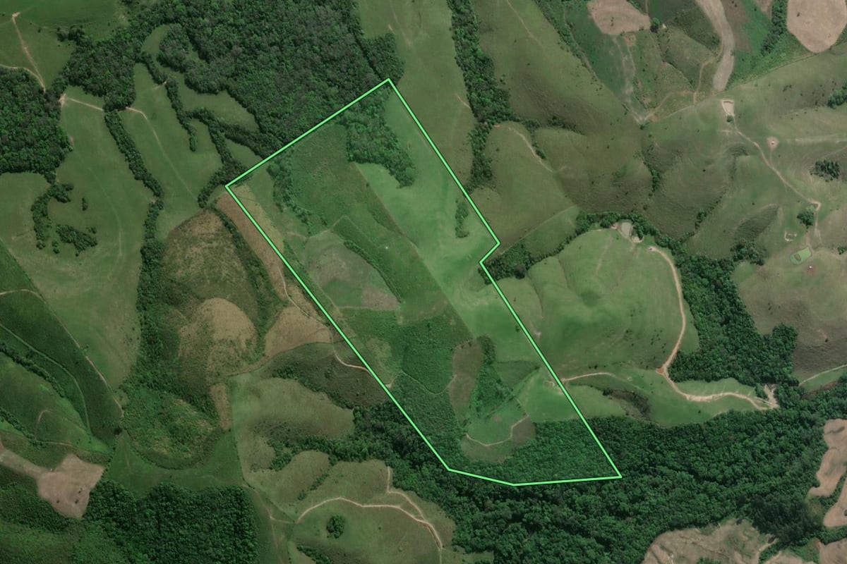 Imagem de satélite do imóvel rural em Prudentópolis (PR), com o contorno declarado no CAR desenhado por cima.