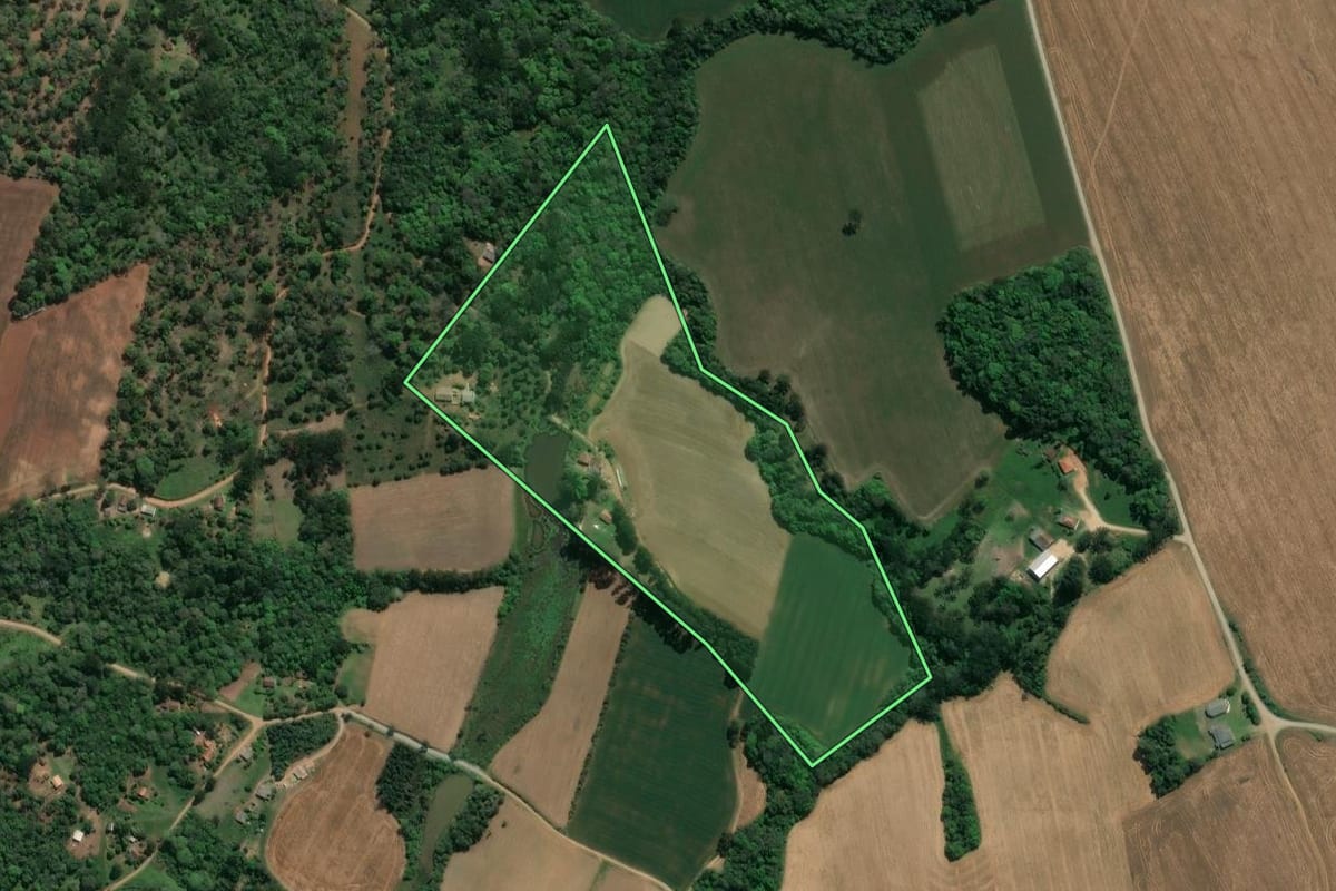 Imagem de satélite do imóvel rural em Prudentópolis (PR), com o contorno declarado no CAR desenhado por cima.
