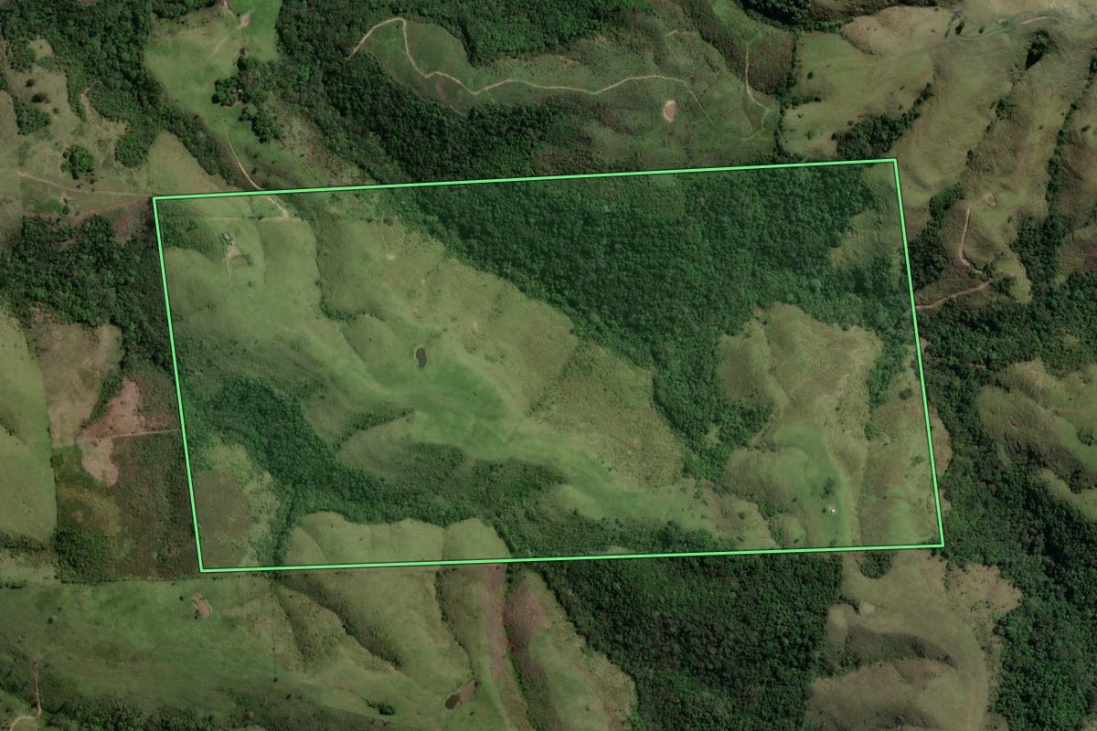 Imagem de satélite do imóvel rural em Prudentópolis (PR), com o contorno declarado no CAR desenhado por cima.