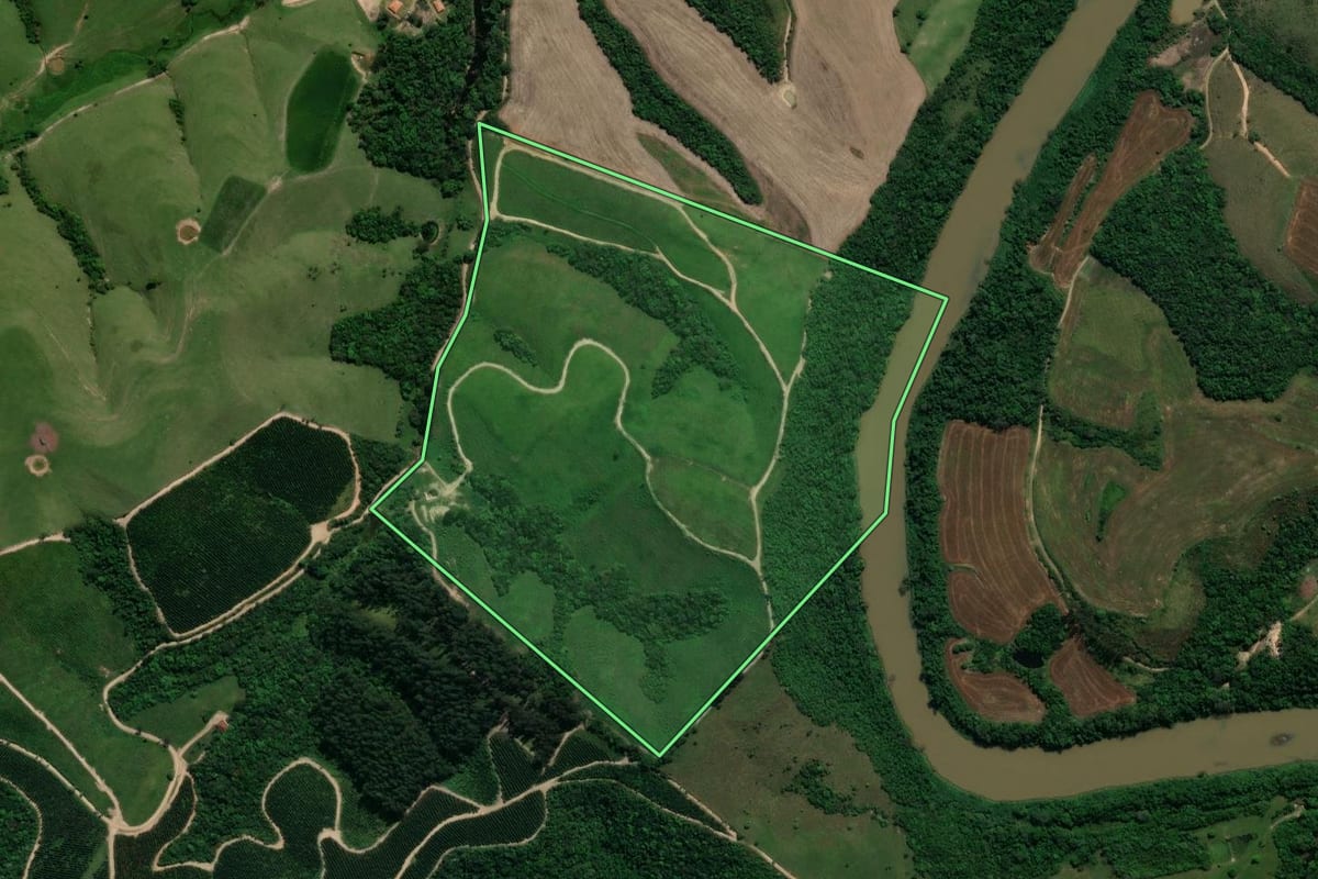 Imagem de satélite do imóvel rural em Prudentópolis (PR), com o contorno declarado no CAR desenhado por cima.