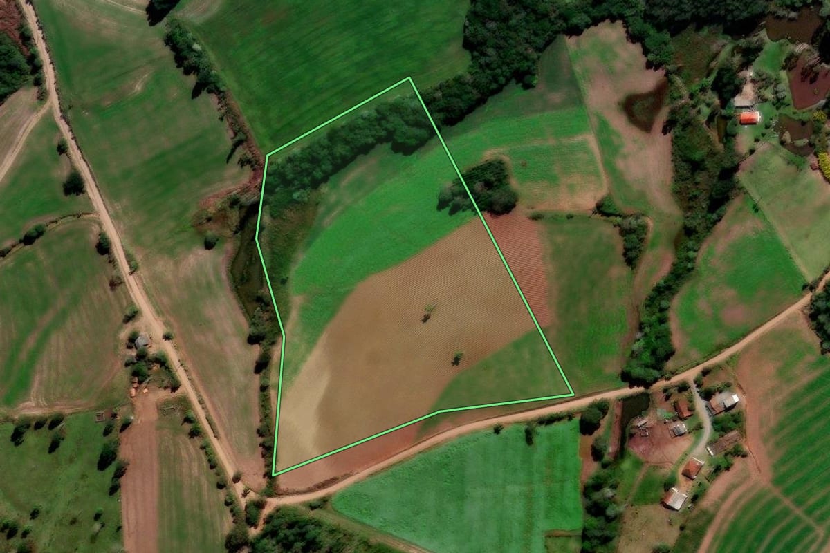 Imagem de satélite do imóvel rural em Prudentópolis (PR), com o contorno declarado no CAR desenhado por cima.