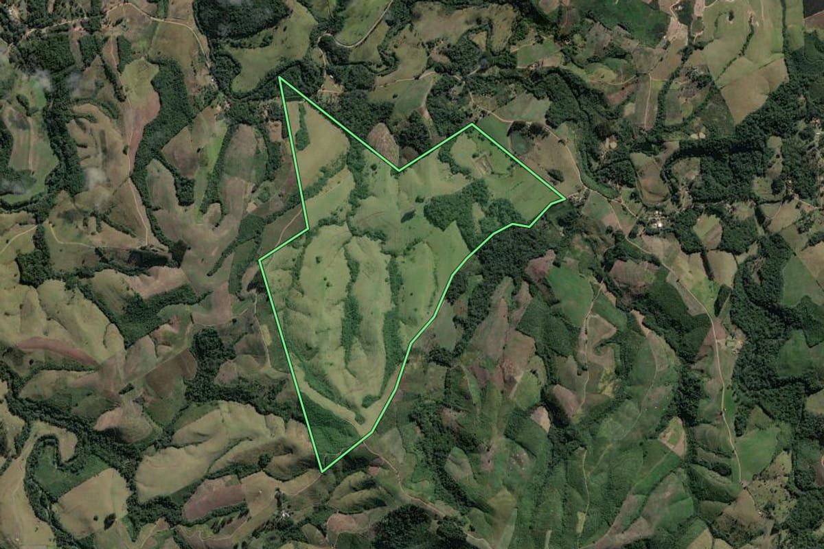 Imagem de satélite do imóvel rural em Prudentópolis (PR), com o contorno declarado no CAR desenhado por cima.