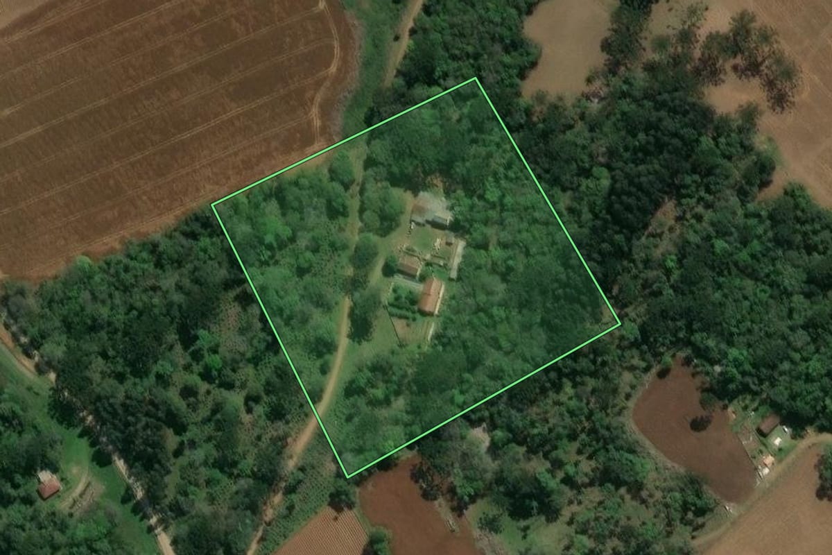 Imagem de satélite do imóvel rural em Prudentópolis (PR), com o contorno declarado no CAR desenhado por cima.