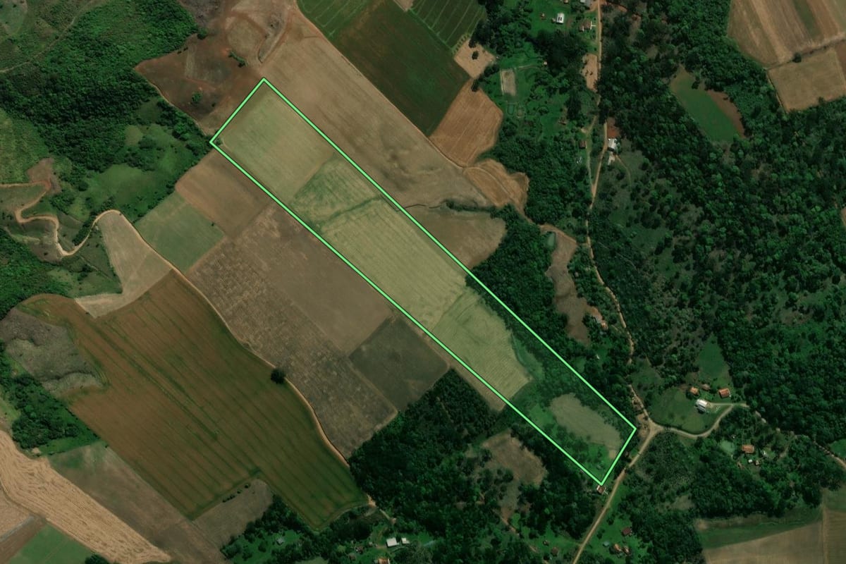 Imagem de satélite do imóvel rural em Prudentópolis (PR), com o contorno declarado no CAR desenhado por cima.