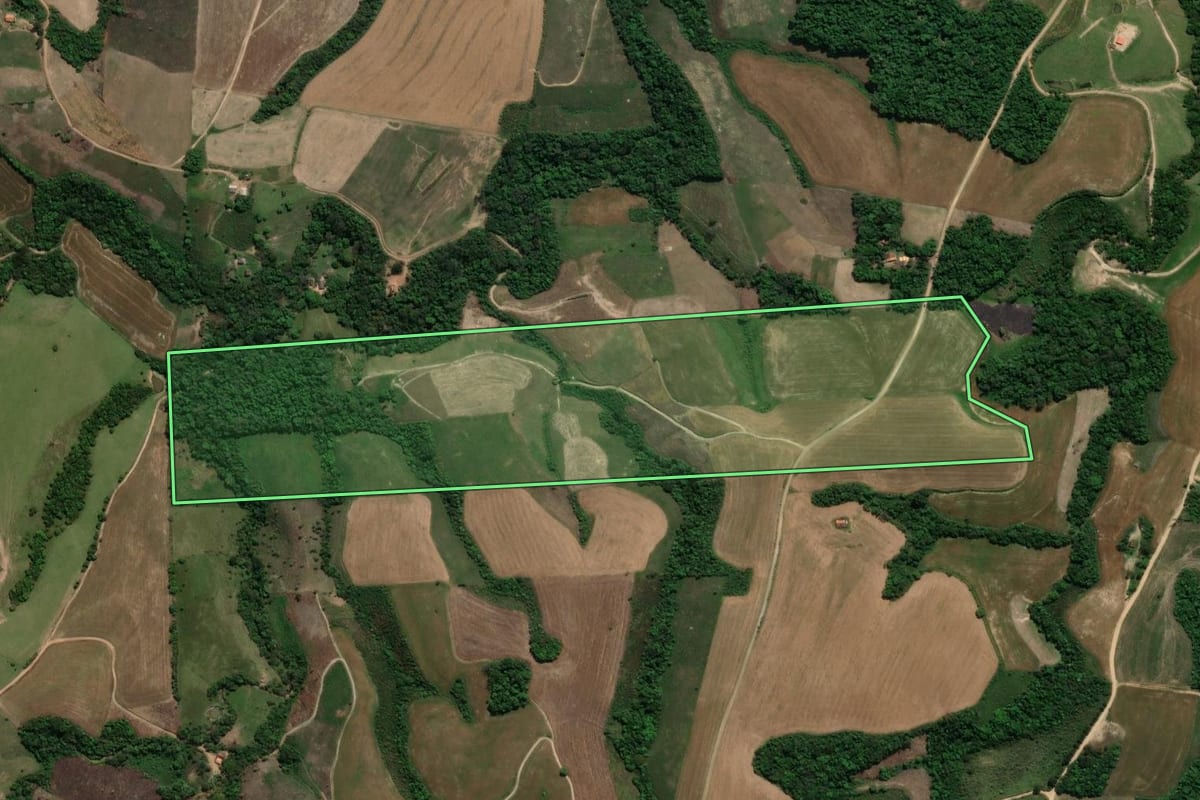 Imagem de satélite do imóvel rural em Prudentópolis (PR), com o contorno declarado no CAR desenhado por cima.