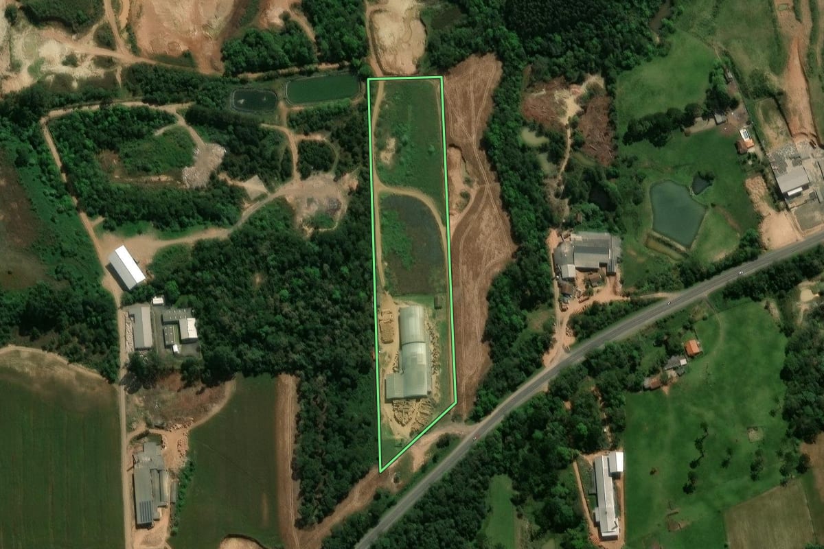 Imagem de satélite do imóvel rural em Prudentópolis (PR), com o contorno declarado no CAR desenhado por cima.