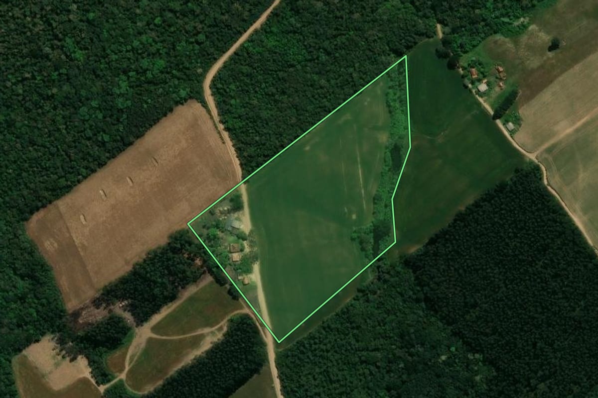 Imagem de satélite do imóvel rural em Prudentópolis (PR), com o contorno declarado no CAR desenhado por cima.