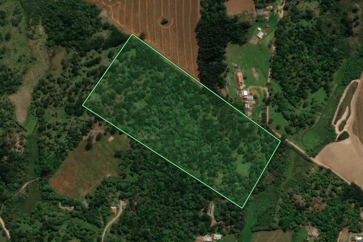 Imagem de satélite do imóvel rural em Prudentópolis (PR), com o contorno declarado no CAR desenhado por cima.