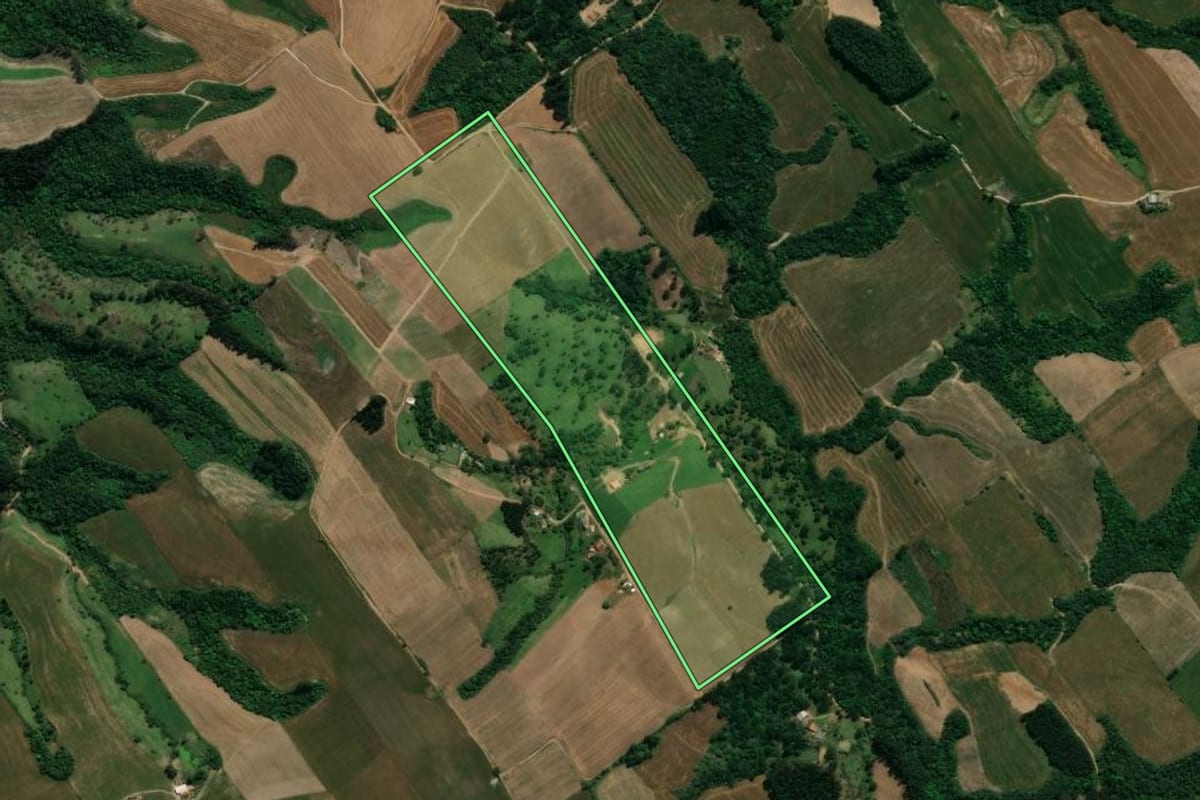 Imagem de satélite do imóvel rural em Prudentópolis (PR), com o contorno declarado no CAR desenhado por cima.