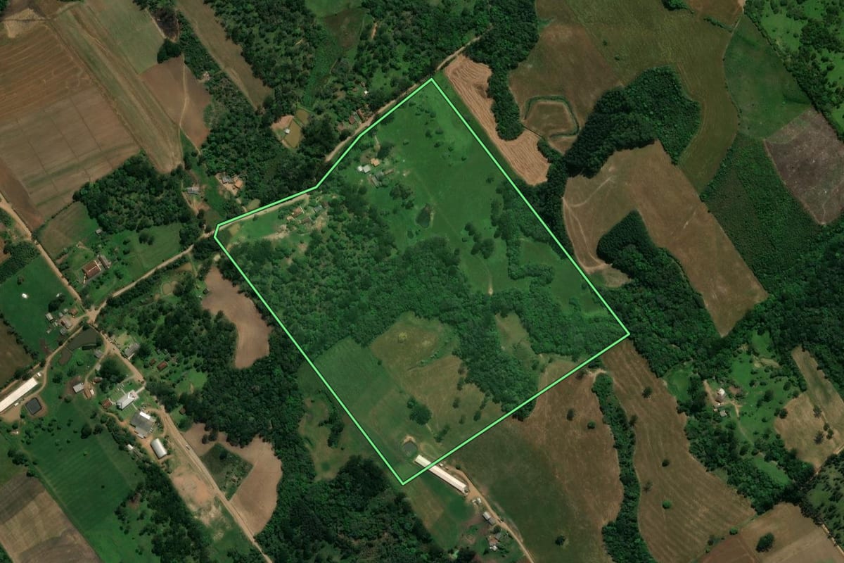 Imagem de satélite do imóvel rural em Prudentópolis (PR), com o contorno declarado no CAR desenhado por cima.
