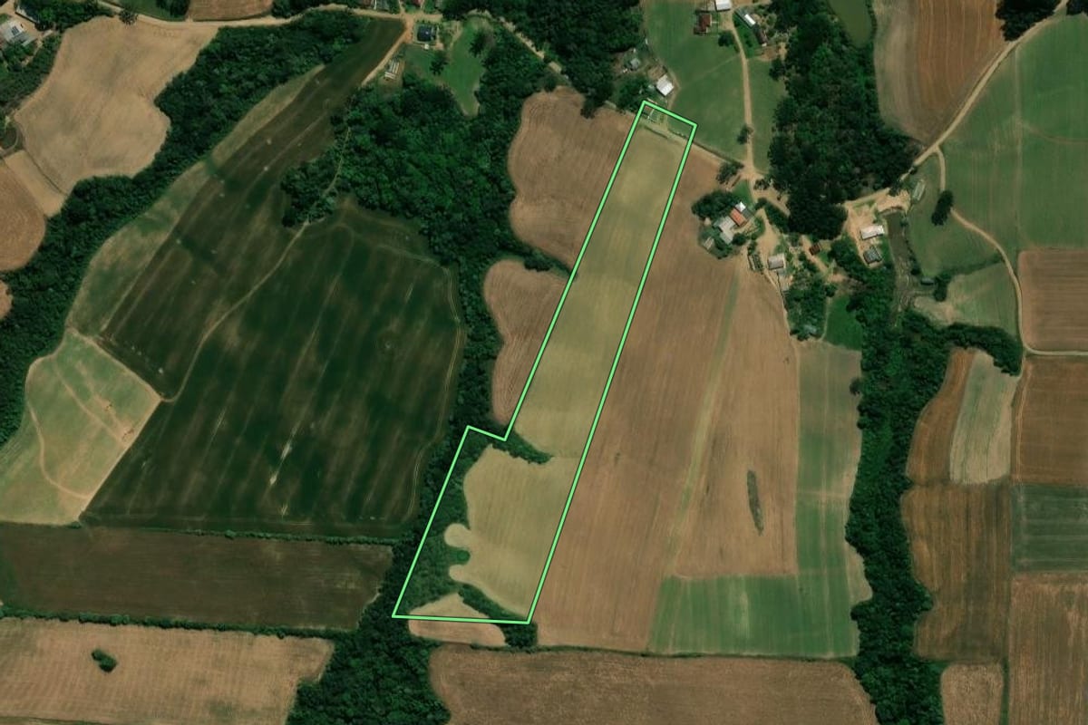 Imagem de satélite do imóvel rural em Prudentópolis (PR), com o contorno declarado no CAR desenhado por cima.