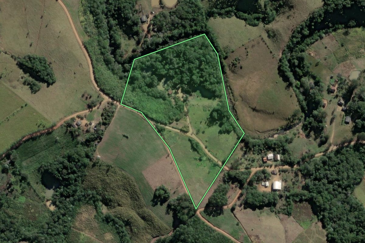 Imagem de satélite do imóvel rural em Prudentópolis (PR), com o contorno declarado no CAR desenhado por cima.