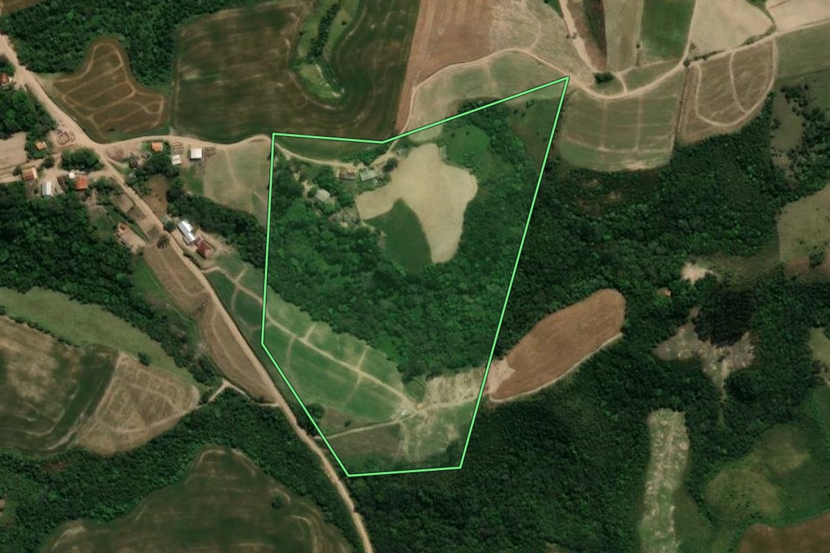 Imagem de satélite do imóvel rural em Prudentópolis (PR), com o contorno declarado no CAR desenhado por cima.