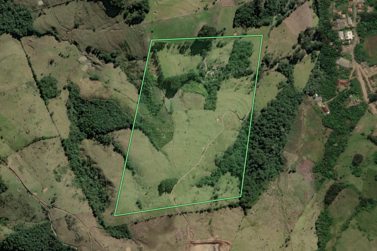 Imagem de satélite do imóvel rural em Prudentópolis (PR), com o contorno declarado no CAR desenhado por cima.