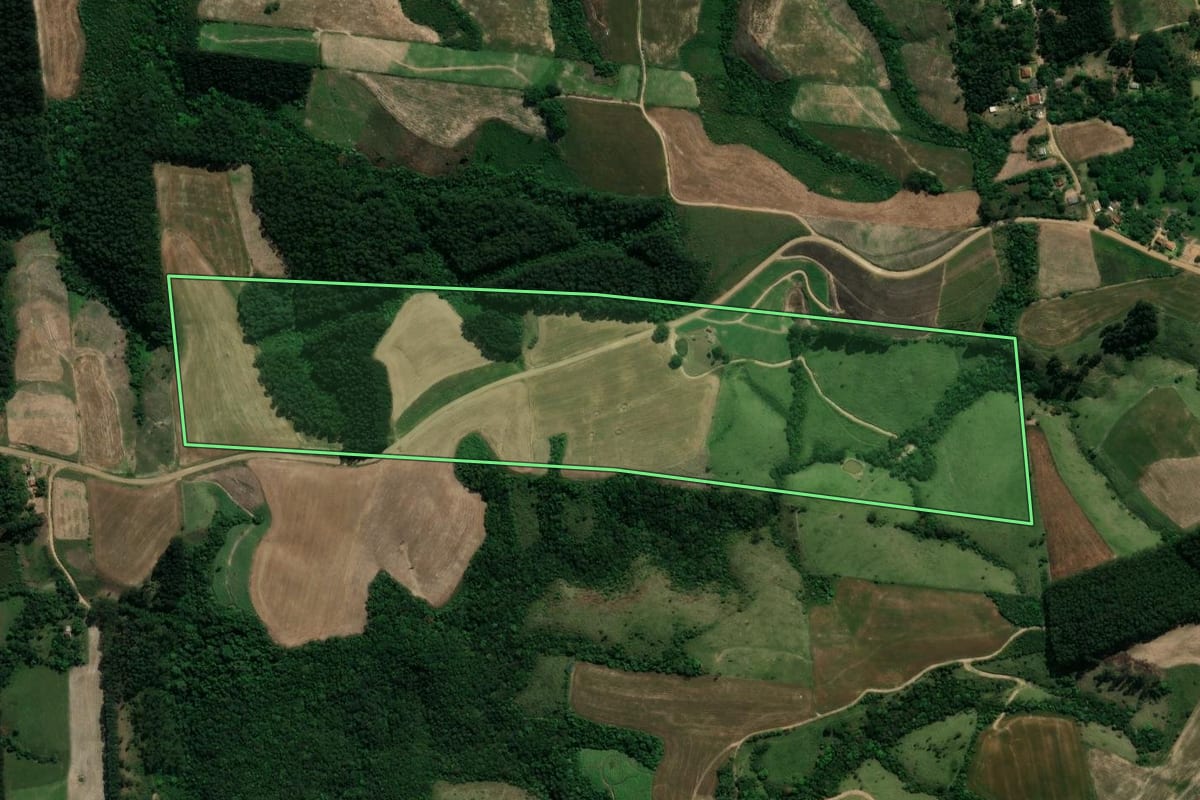 Imagem de satélite do imóvel rural em Prudentópolis (PR), com o contorno declarado no CAR desenhado por cima.
