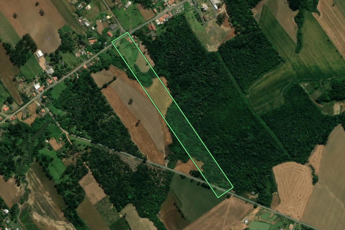 Imagem de satélite do imóvel rural em Prudentópolis (PR), com o contorno declarado no CAR desenhado por cima.