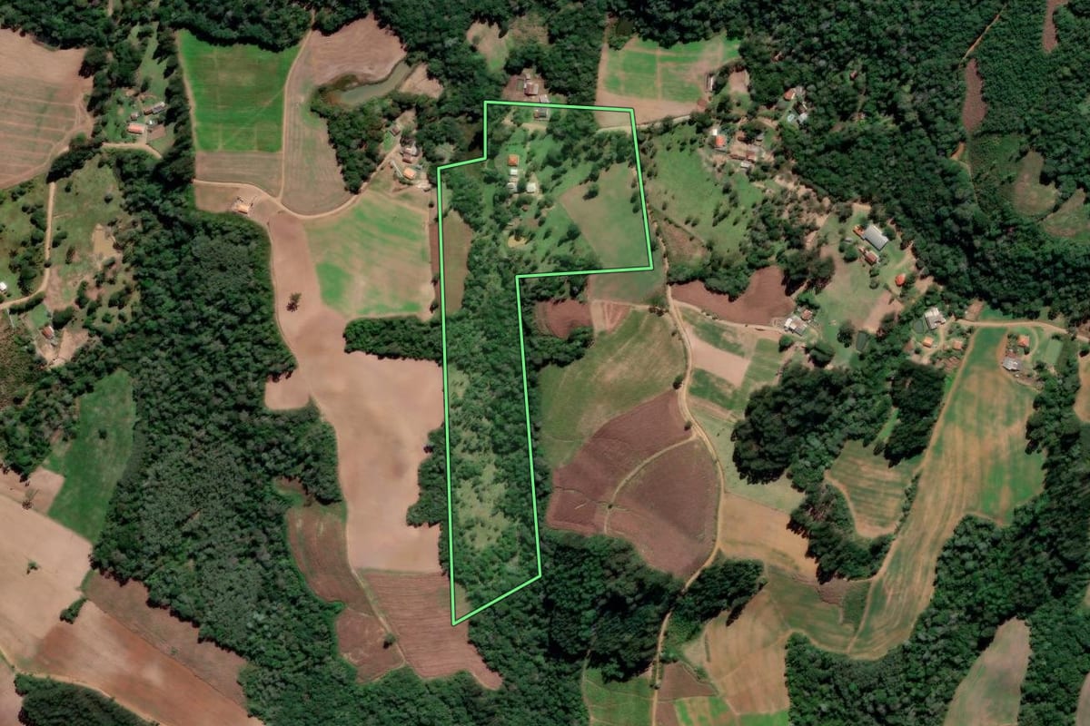 Imagem de satélite do imóvel rural em Prudentópolis (PR), com o contorno declarado no CAR desenhado por cima.