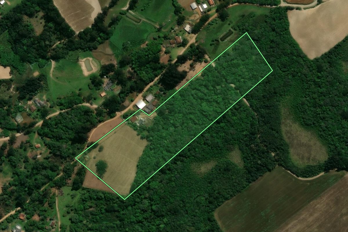 Imagem de satélite do imóvel rural em Prudentópolis (PR), com o contorno declarado no CAR desenhado por cima.