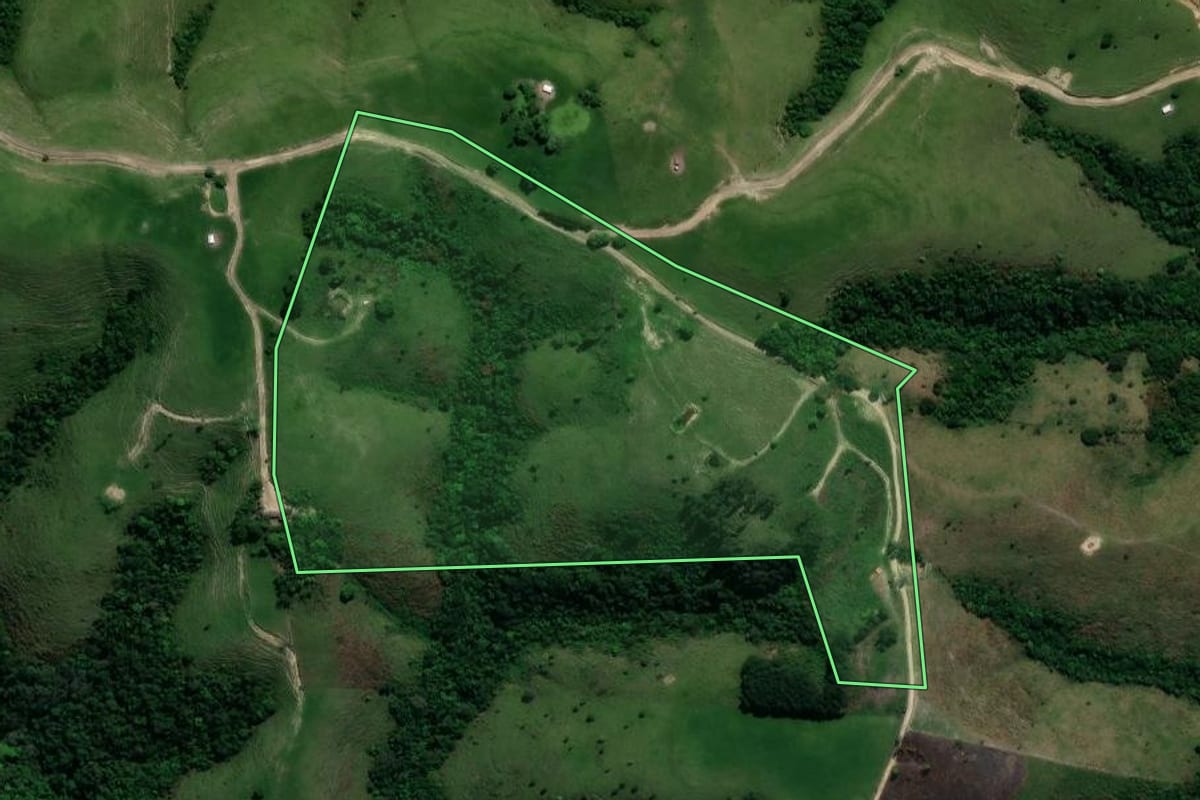Imagem de satélite do imóvel rural em Prudentópolis (PR), com o contorno declarado no CAR desenhado por cima.