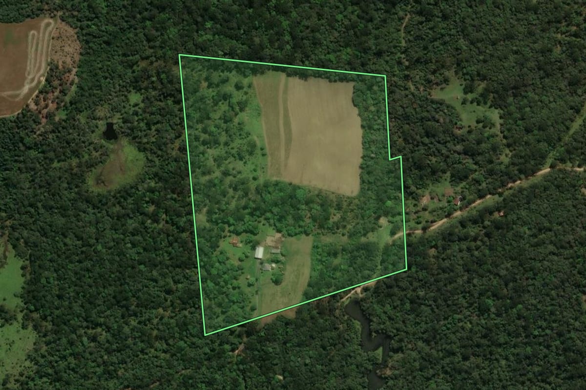 Imagem de satélite do imóvel rural em Prudentópolis (PR), com o contorno declarado no CAR desenhado por cima.