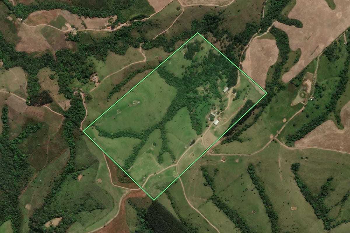Imagem de satélite do imóvel rural em Prudentópolis (PR), com o contorno declarado no CAR desenhado por cima.