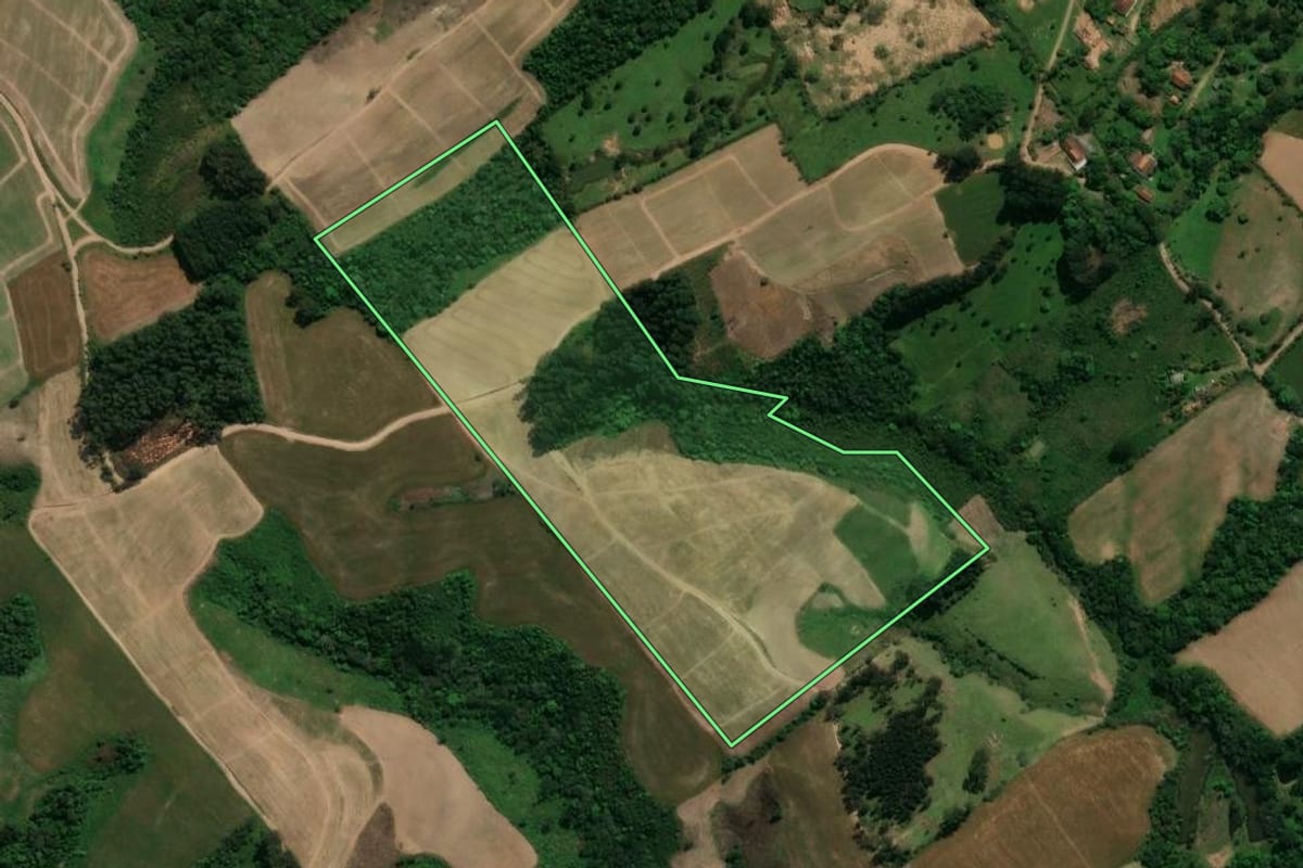 Imagem de satélite do imóvel rural em Prudentópolis (PR), com o contorno declarado no CAR desenhado por cima.
