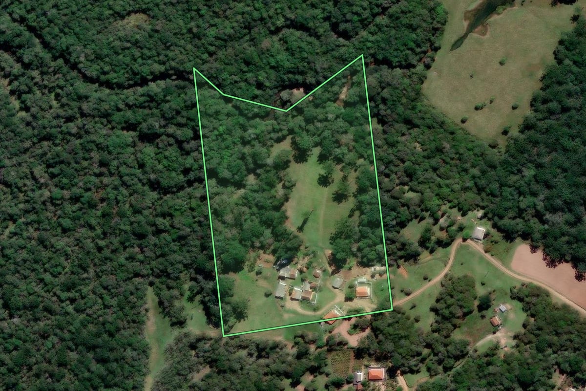 Imagem de satélite do imóvel rural em Prudentópolis (PR), com o contorno declarado no CAR desenhado por cima.