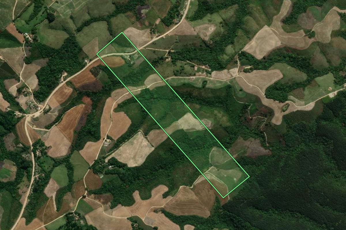 Imagem de satélite do imóvel rural em Prudentópolis (PR), com o contorno declarado no CAR desenhado por cima.
