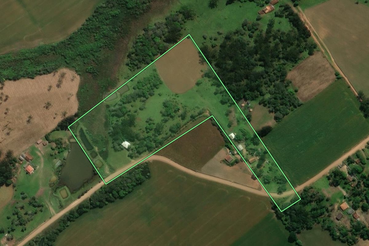 Imagem de satélite do imóvel rural em Prudentópolis (PR), com o contorno declarado no CAR desenhado por cima.
