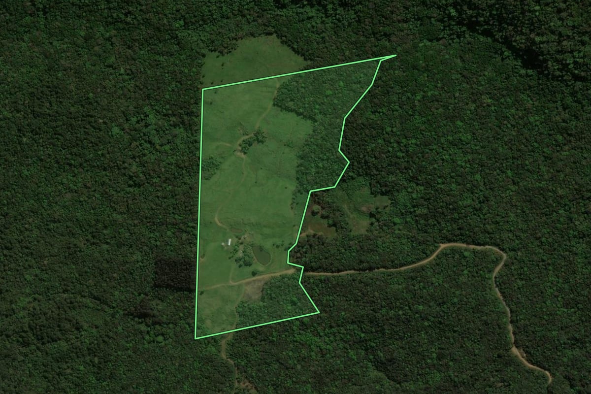 Imagem de satélite do imóvel rural em Prudentópolis (PR), com o contorno declarado no CAR desenhado por cima.