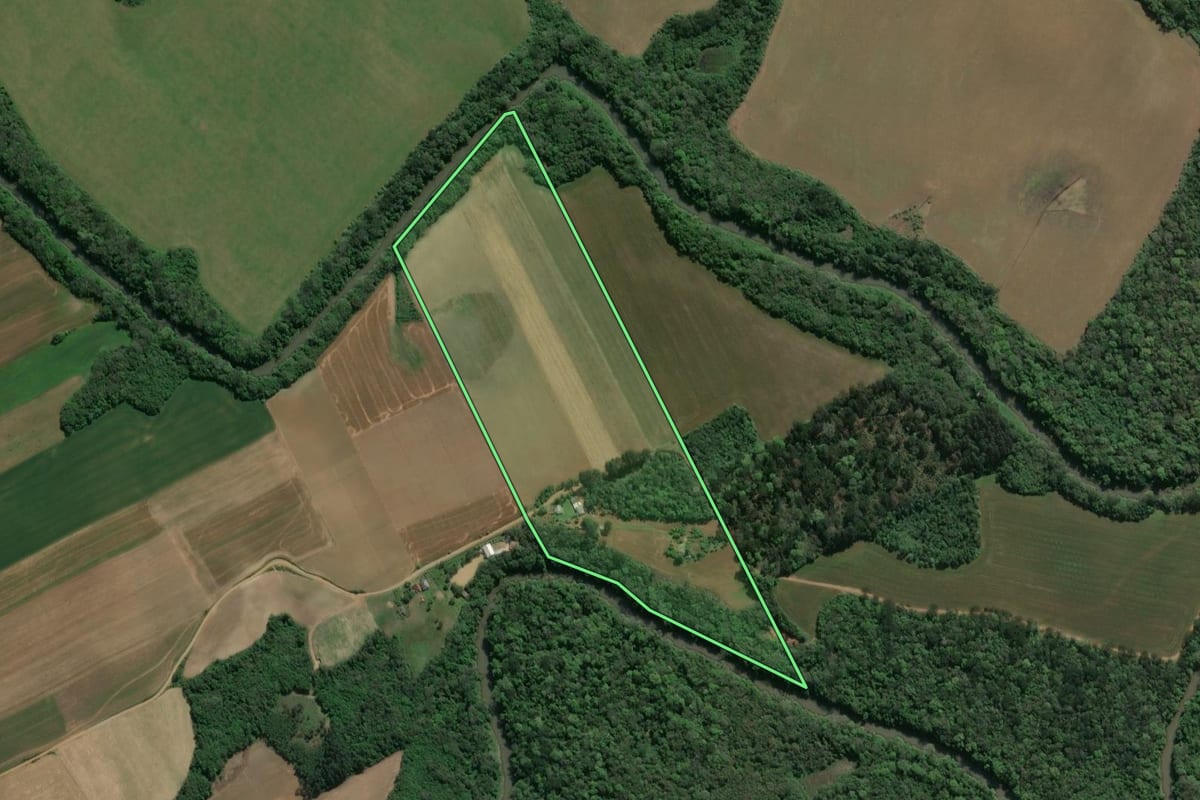 Imagem de satélite do imóvel rural em Prudentópolis (PR), com o contorno declarado no CAR desenhado por cima.