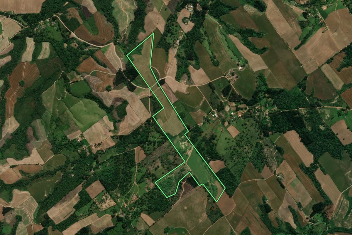 Imagem de satélite do imóvel rural em Prudentópolis (PR), com o contorno declarado no CAR desenhado por cima.