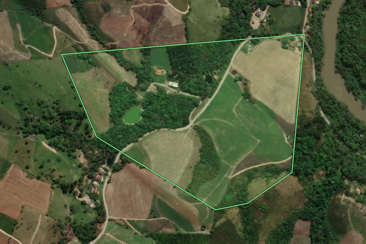 Imagem de satélite do imóvel rural em Prudentópolis (PR), com o contorno declarado no CAR desenhado por cima.