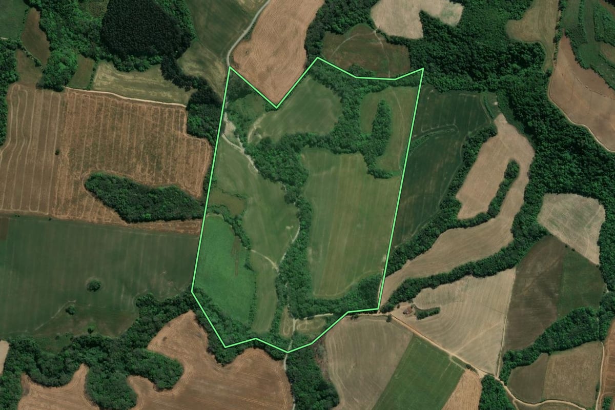Imagem de satélite do imóvel rural em Prudentópolis (PR), com o contorno declarado no CAR desenhado por cima.
