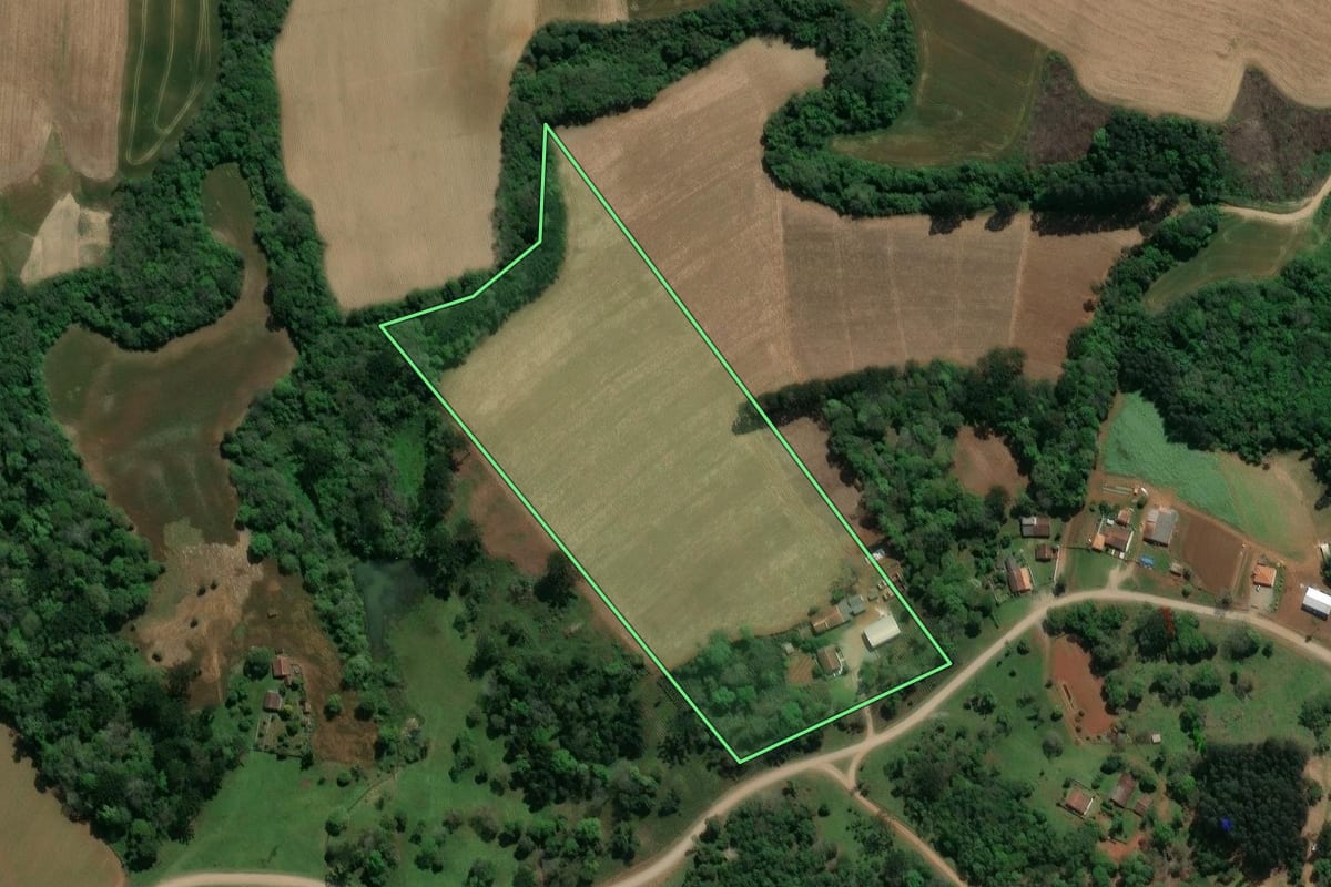 Imagem de satélite do imóvel rural em Prudentópolis (PR), com o contorno declarado no CAR desenhado por cima.