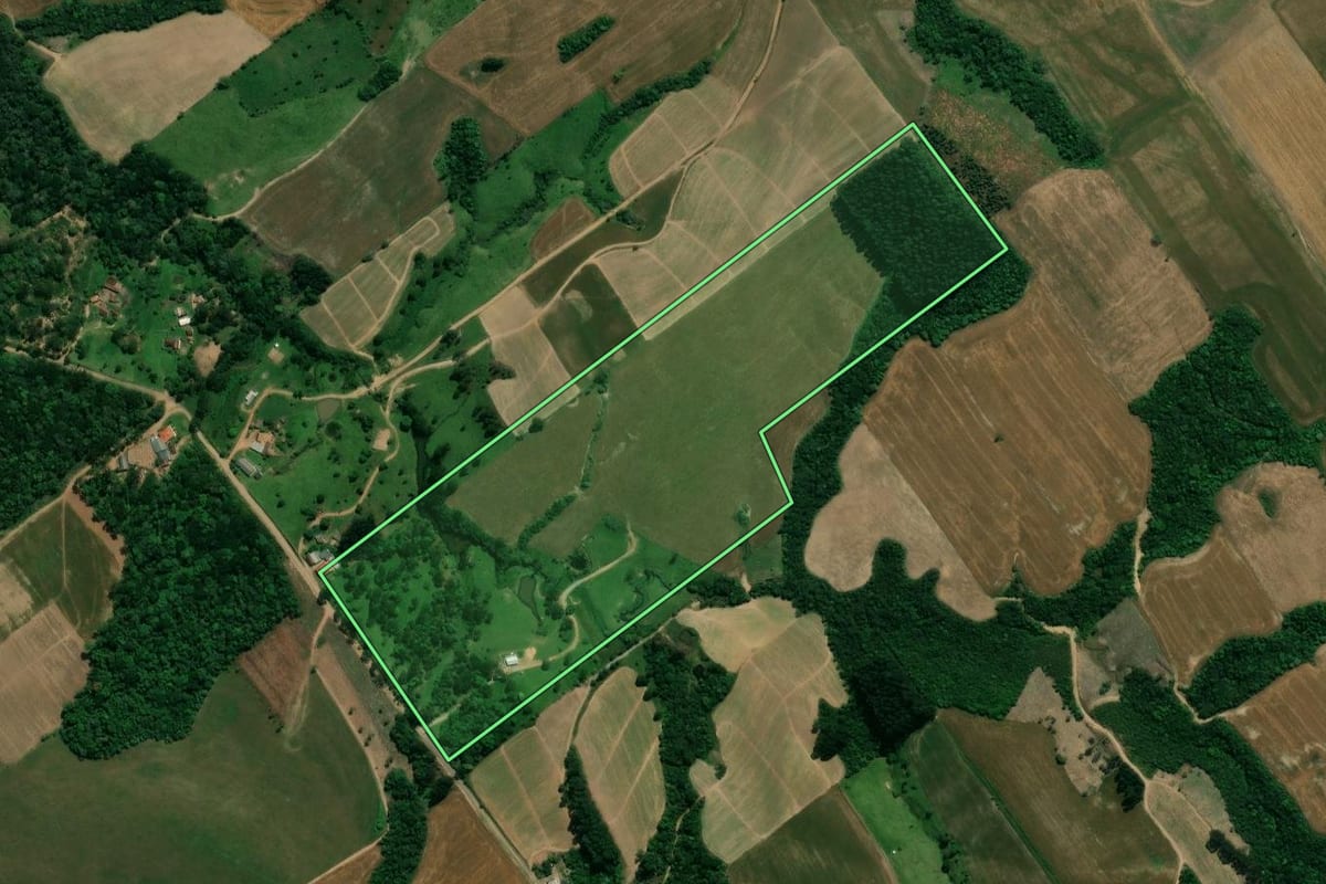 Imagem de satélite do imóvel rural em Prudentópolis (PR), com o contorno declarado no CAR desenhado por cima.