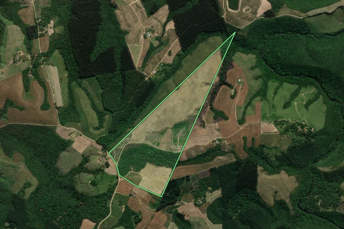Imagem de satélite do imóvel rural em Prudentópolis (PR), com o contorno declarado no CAR desenhado por cima.