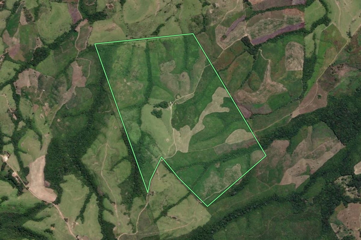 Imagem de satélite do imóvel rural em Prudentópolis (PR), com o contorno declarado no CAR desenhado por cima.