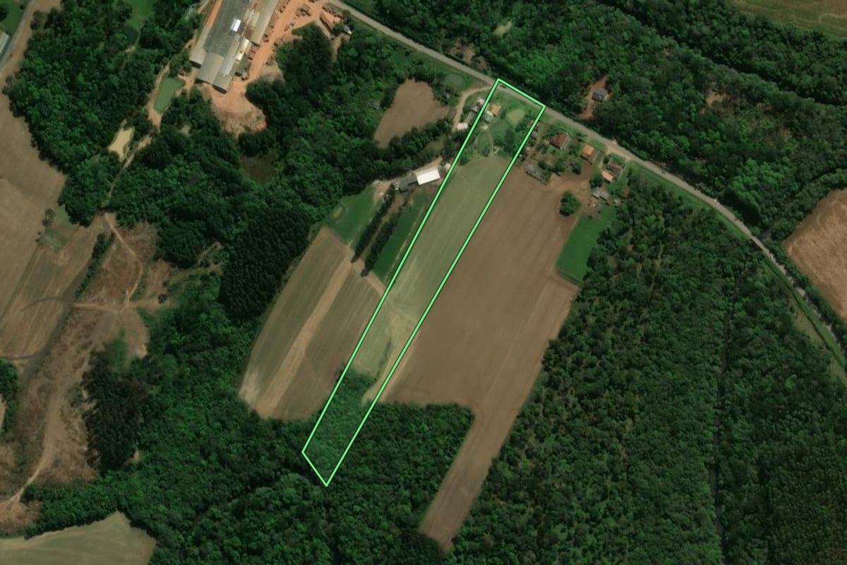 Imagem de satélite do imóvel rural em Prudentópolis (PR), com o contorno declarado no CAR desenhado por cima.