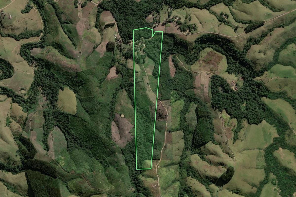 Imagem de satélite do imóvel rural em Prudentópolis (PR), com o contorno declarado no CAR desenhado por cima.