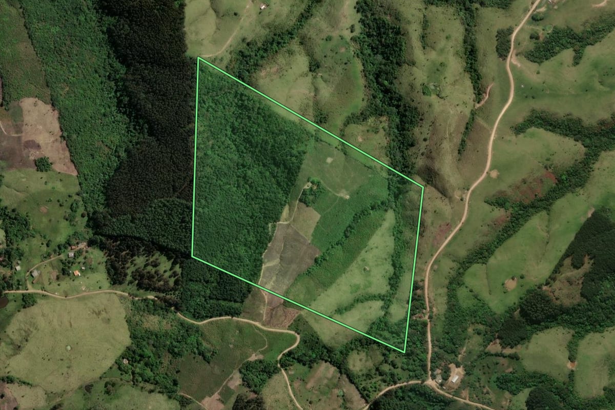 Imagem de satélite do imóvel rural em Prudentópolis (PR), com o contorno declarado no CAR desenhado por cima.