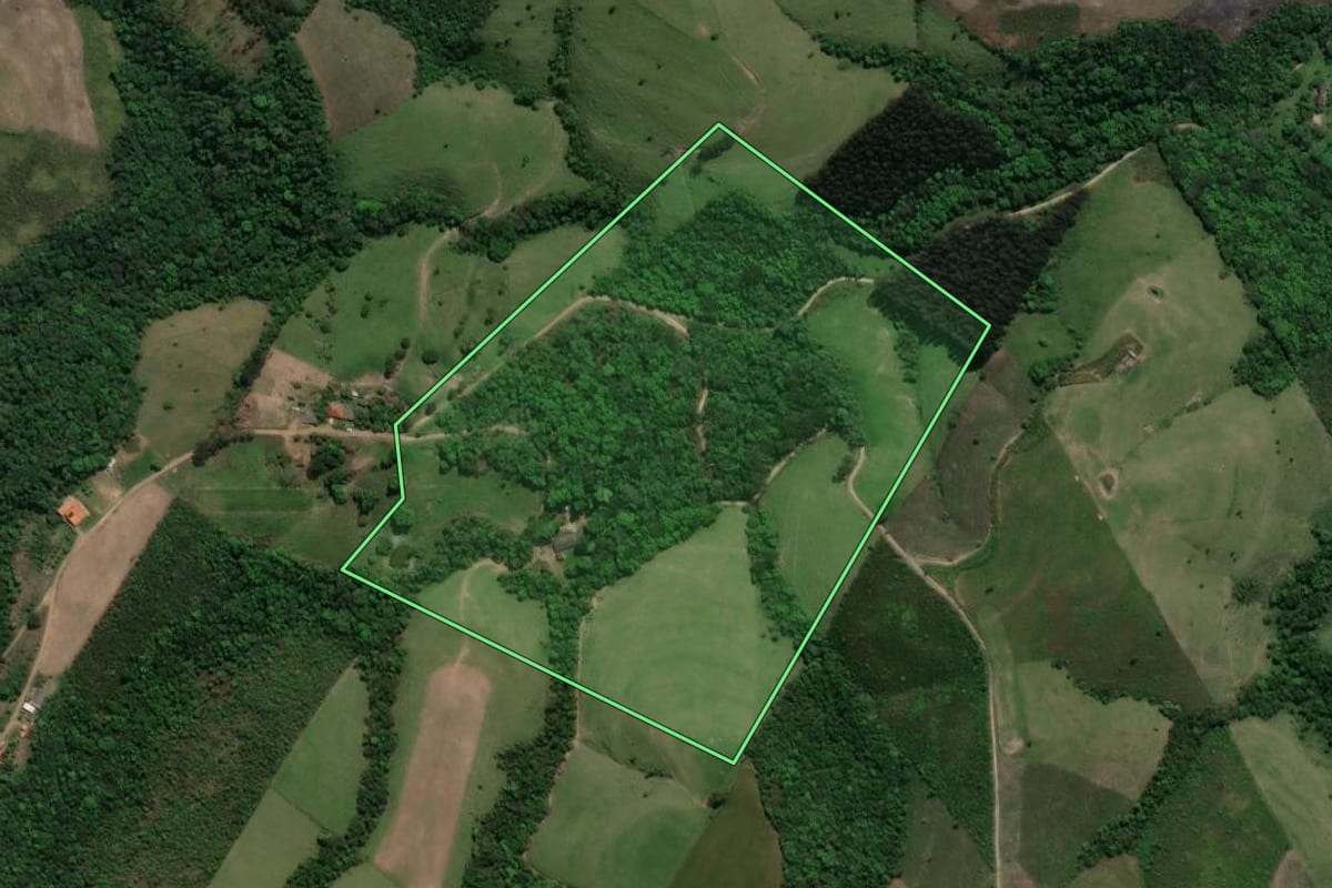 Imagem de satélite do imóvel rural em Prudentópolis (PR), com o contorno declarado no CAR desenhado por cima.