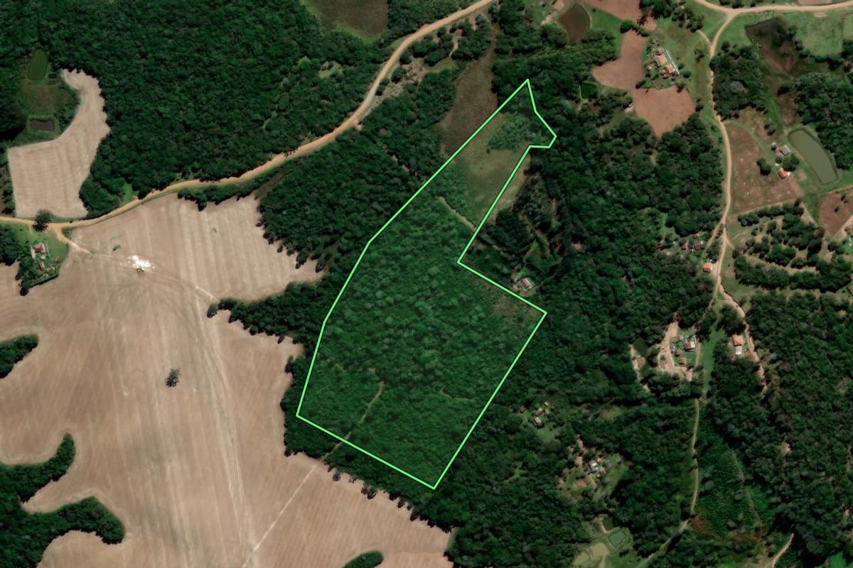 Imagem de satélite do imóvel rural em Prudentópolis (PR), com o contorno declarado no CAR desenhado por cima.